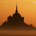Mont Saint-Michel dans la brume orange au lever du soleil - Mont-Saint-Michel 50170 - Manche (50) -Basse-Normandie - France -