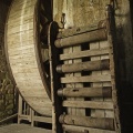 Dans l'ancien ossuaire des moines, la grande roue en bois  