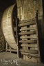 Dans l'ancien ossuaire des moines, la grande roue en bois  