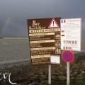 panneau des dangers de la baie avec un arc en ciel au second plan