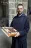 Frère Charles-Marie portant la nouvelle bible du Mont Saint-Michel.