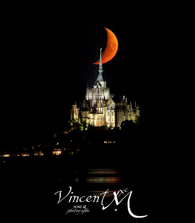 La lune se lève derrière le Mont Saint-Michel