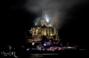 Mont Saint-Michel de nuit avec l'abbaye dans les nuages.