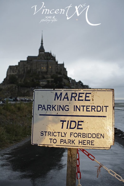 Panneau marée parking interdit au pied du Mont Saint-Michel