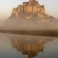 Mont Saint-Michel au lever du jour dans la brume - 50170 - Manche (50) - Basse Normandie - France -