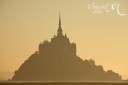 Gros plan sur le Mont Saint-Michel au soleil levant.