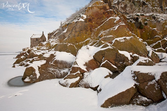 Rocher du Mont et chapelle Saint-Aubert sous la neige