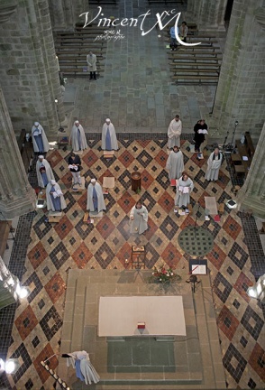 Moines et Moniales des Fraternités de Jérusalem dans le choeur de l'abbatiale du Mont Saint-Michel.