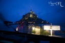 Mont Saint-Michel au crépuscule vu d'une voiture.