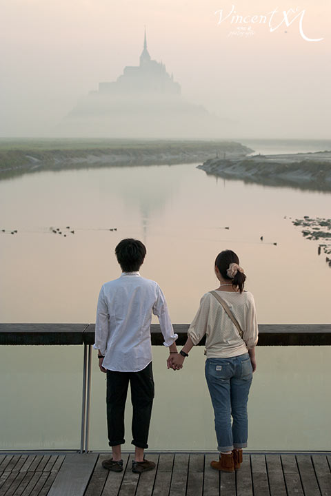 Couple de touristes japonais sur le barrage au lever du jour.