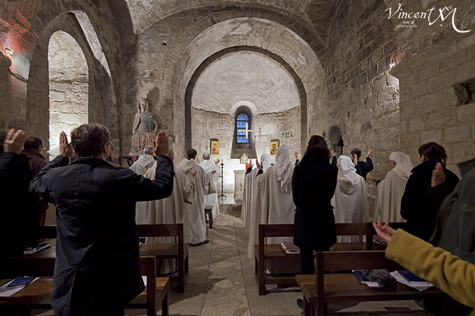 Laudes avec les fraternités de Jérusalem dans la chapelle Notre-Dame-des-Trentes-Cierges 